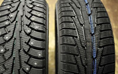 Шипованные или фрикционные: какие зимние шины лучше тормозят на разных типах покрытий?